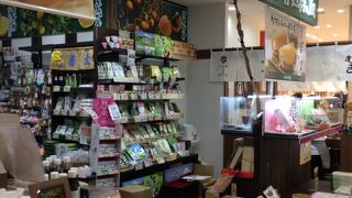 オリジナル商品も置いている土産物店