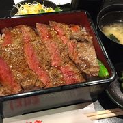 ３０分待ち必死の人気店。ステーキ重がお勧めです。