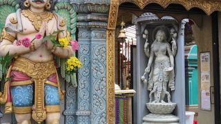 神々の像が揃う門・・・