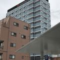 駅前にある清潔で綺麗なホテル