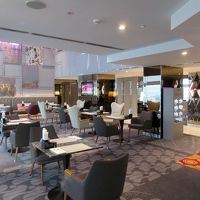 通路の左右に広がるラウンジは…