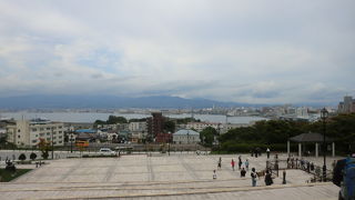 広い公園で函館湾を臨むことができます。