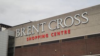 郊外のショッピングモールです