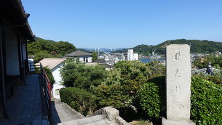 家の前に暗夜行路の石碑