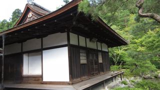 池の前に建っています