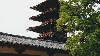 再建とはいえ四天王寺式伽藍のシンボル「五重塔」