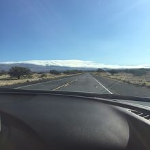 左右の景色がとても奇麗なサドルロード　マウナケアも見えます