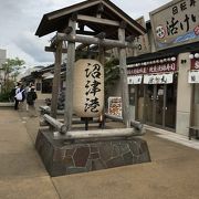 飲食店や水族館がある