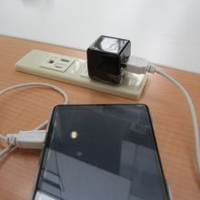 窓際ではスマホの充電も出来ます