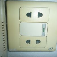 コンセントはそのまま挿せます。