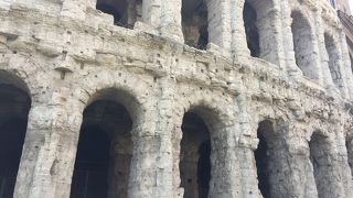 コロッセオに似ている