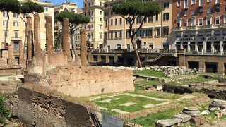 バス停目の前に広がる遺跡