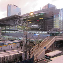 歩道橋から臨む