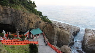 海岸壁にある神社