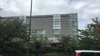 先進的なスペースで現代美術を