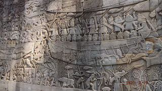 南大門から入ってしばらく歩くと、アンコールトムの中心、バイヨンが見えてきます