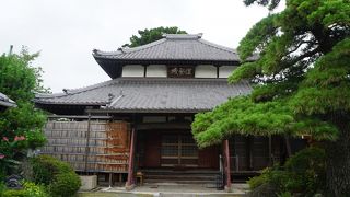 境内に入ると二重屋根の本堂が正面