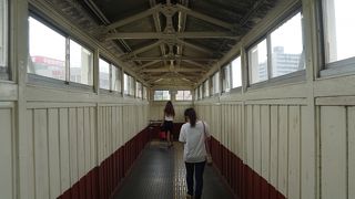 少しクリーム色がかった白と渋い赤のツートンカラー