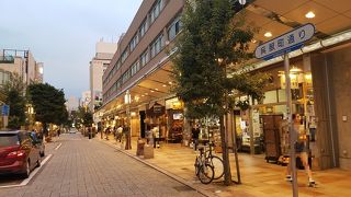 この界隈で一番賑わっている通りでしょう