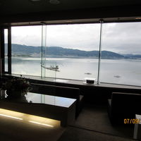 大浴場の休憩所から諏訪湖一望