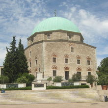 広場にあります。