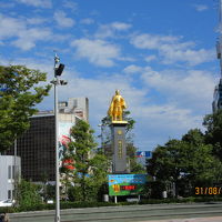 駅前から金の信長像と青のＡＢホテルの看板