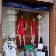 ショーウィンドウには岩手出身の菊池雄星選手のユニフォームが。