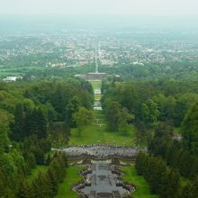 ヘラクレス像のある頂上から、眺めた城。（写真中央）