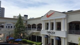 広大なアウトレット