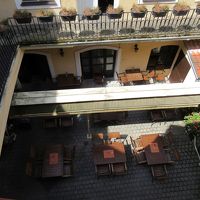 朝食はこの中庭で。