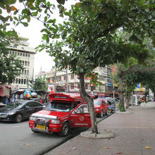 青・赤・黄色など