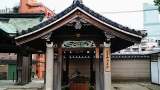 彫刻が美しい「太子井戸屋形」