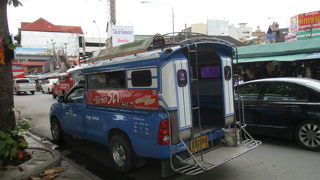 ランプーン通りを走る青いソンテウを利用