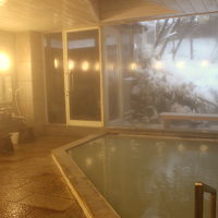 内湯　濁り湯の硫黄泉が冬でもポカポカ温まります。