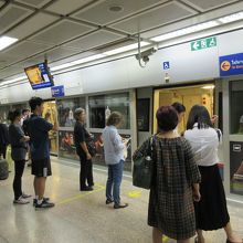 折り返し電車の点検清掃が終わるまで乗客はホームで待ちます