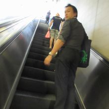 駅のエスカレーターは右側に立つのがスタンダード