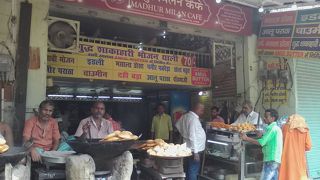 スイーツ、スナック類もあるローカル食堂