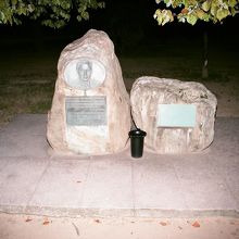 ノーマンカズンズ氏記念碑。