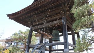 澄み切った鐘の音が響きます