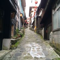 旅館へはこの道を車で上がっていきます