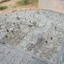広場にある旧市街の立体地図