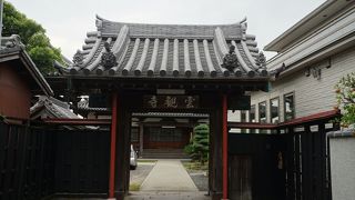 雲観寺と書いた山門の額