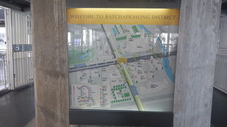 ＢＴＳの高架の下の歩道