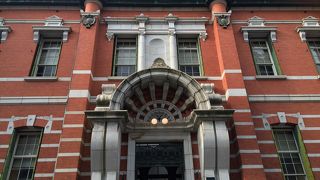 重厚感のあるレンガ造りの建物