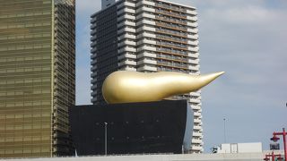 金色のオブジェであまりにも有名なビル