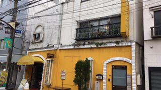 よみせ通りの黄色い店