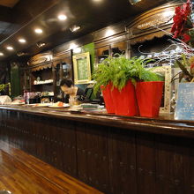 カウンター席　素敵なママさんが調理中