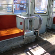 床は木製で、古いです。