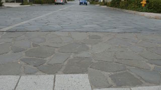 坂が急で、幅が広いです。