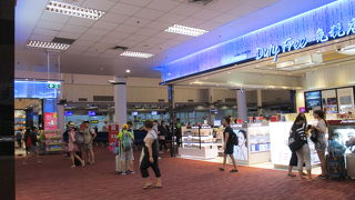 レンタカー屋さんも隣接・両替・SIMカード購入・タクシーの予約など　設備も整っています